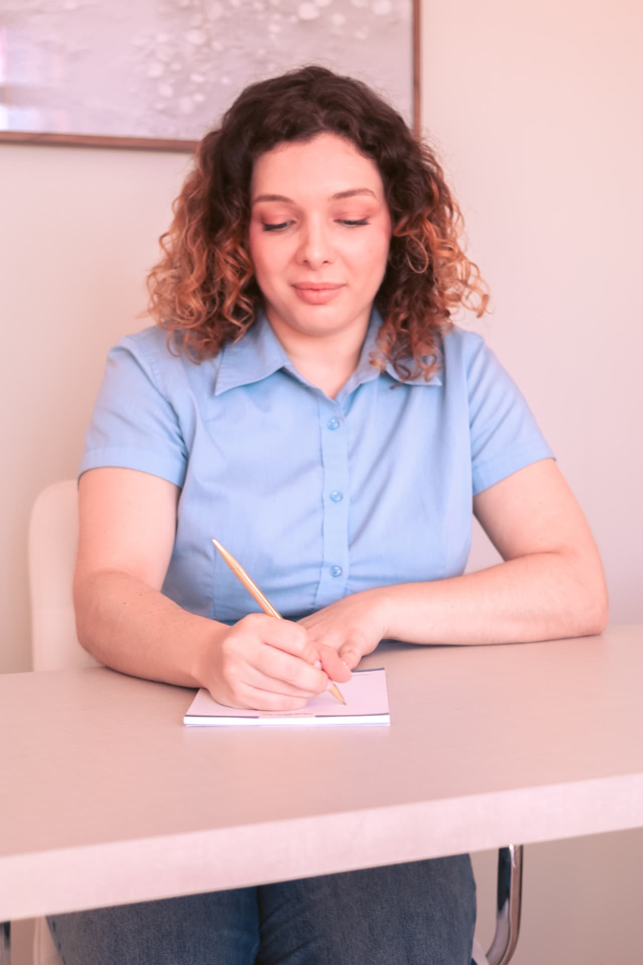 Dra. Amanda Andrade fazendo anotações durante uma consulta médica